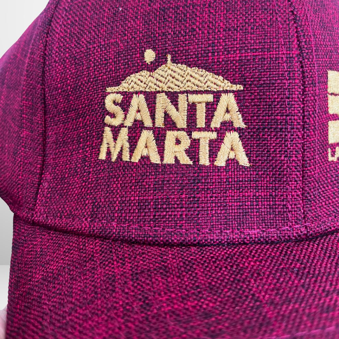 Gorra Conmemorativa 500 Años – Roja con Bordado Dorado