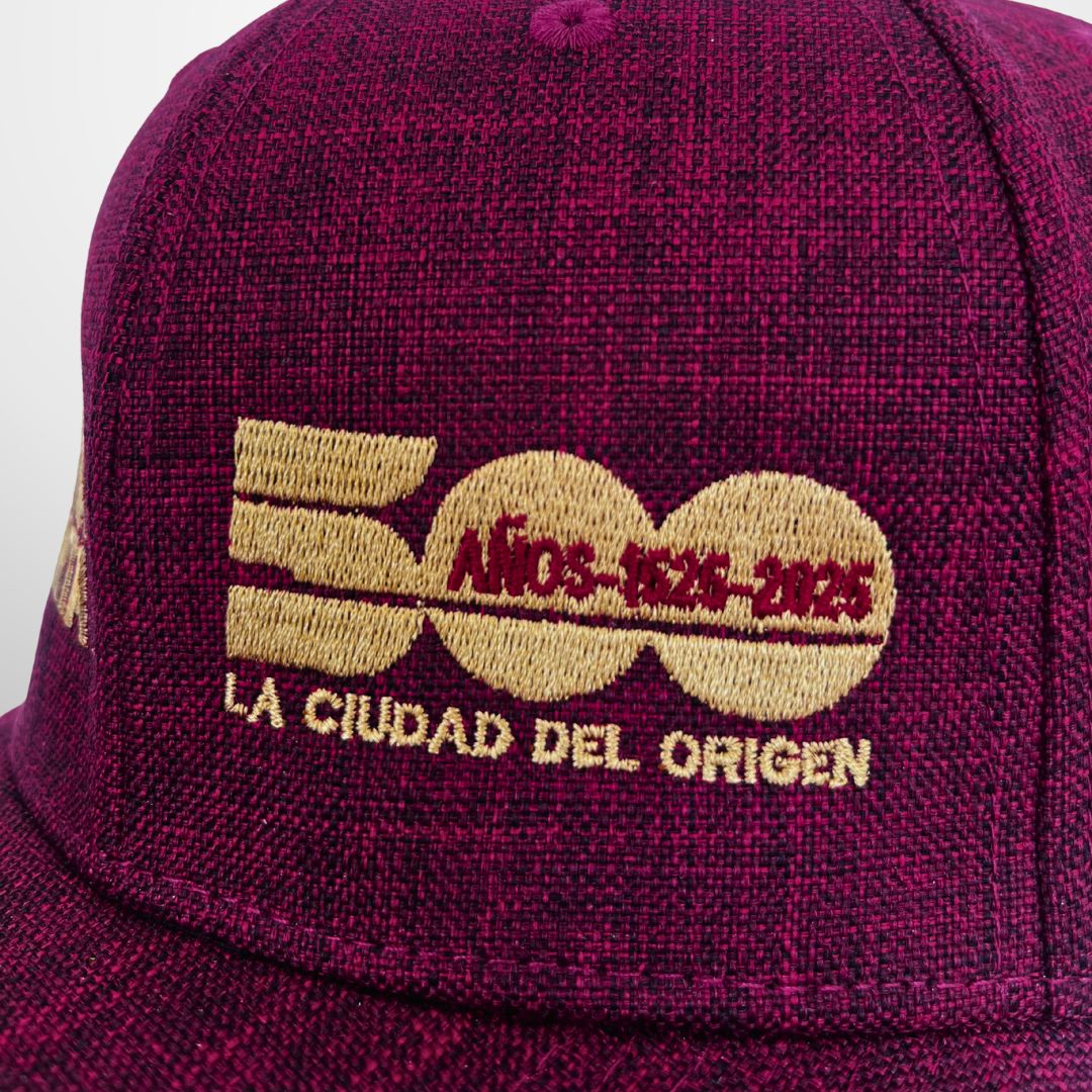 Gorra Conmemorativa 500 Años – Roja con Bordado Dorado
